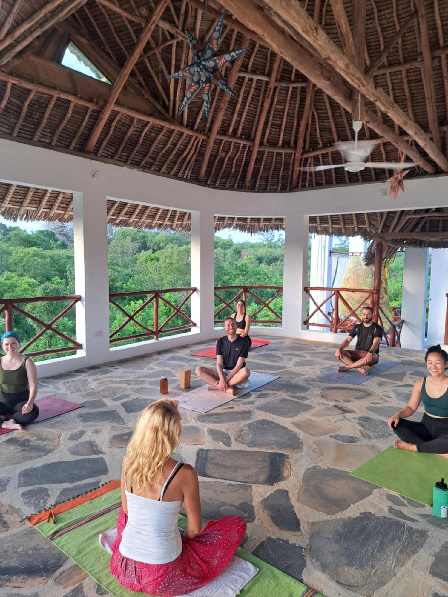 Diani Yoga Barn Bed & Breakfast Укунда Екстериор снимка